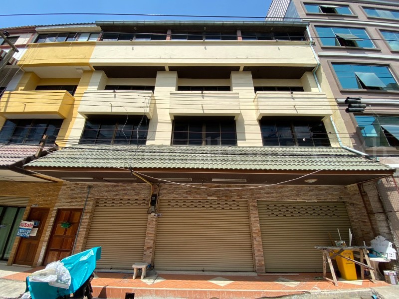 อาคารพาณิชย์ 3 ชั้น 3 คูหา บิ้วอินแล้ว ใกล้หาดจอมเทียน ชลบุรี